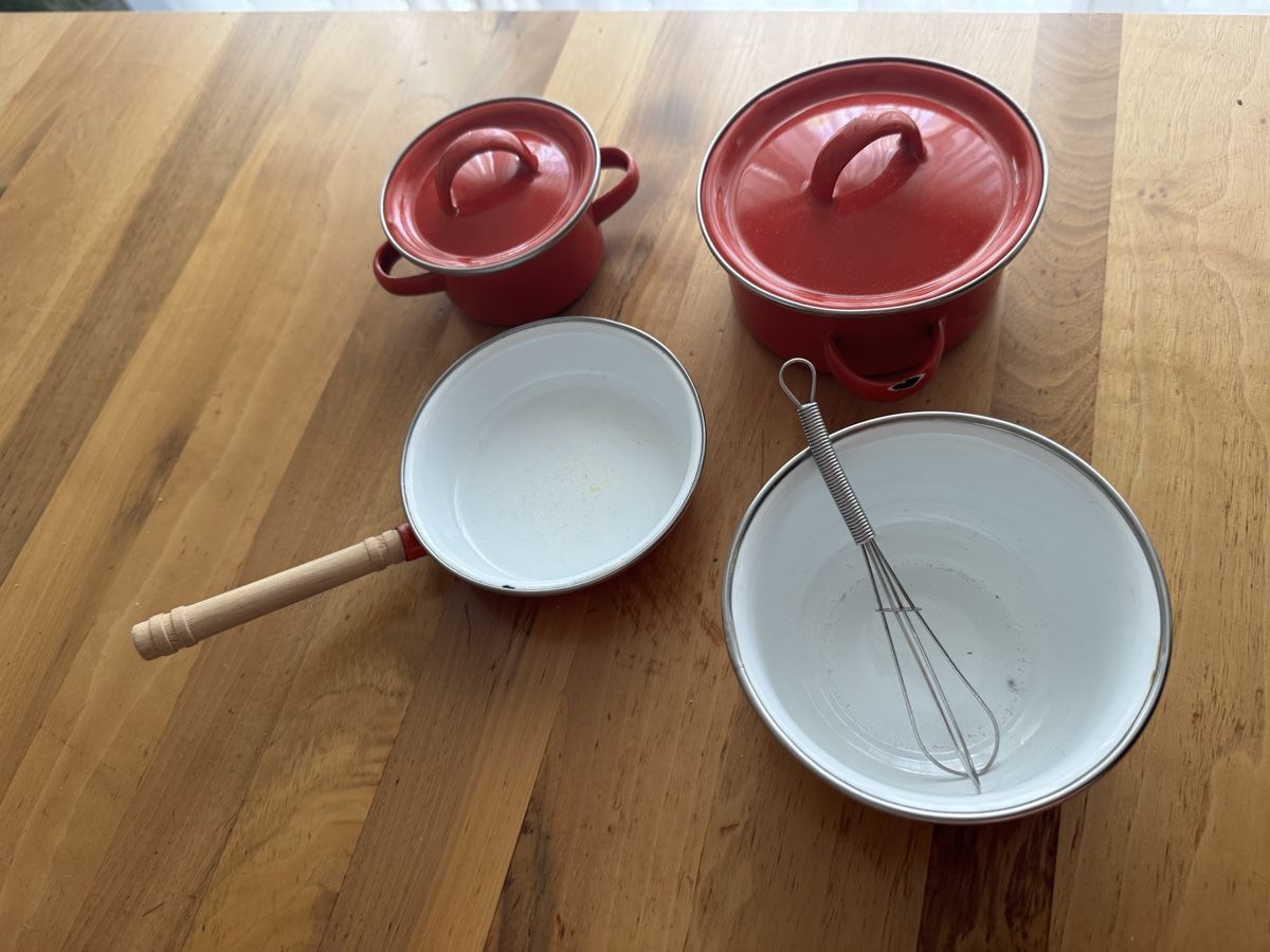 Spielzeuge: Emaille Kochgeschirr Kinder Teile – Gebraucht aus Zürich von oase69