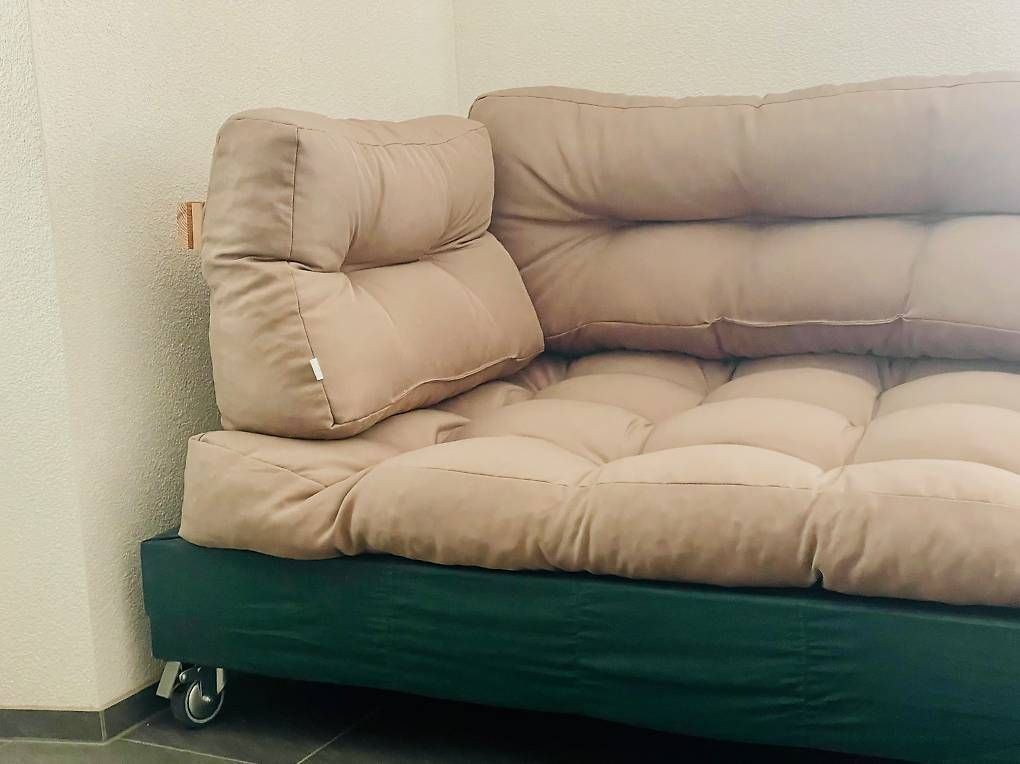 Sonstiges zum Lager & Transport: Palettensofa mit Möbelrollen – Gebraucht aus Sattel von moodymade