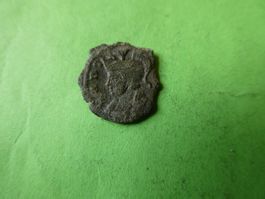 uralte Bronzemünze 17 mm     1.37 g  Kopf mit Helm n.  links