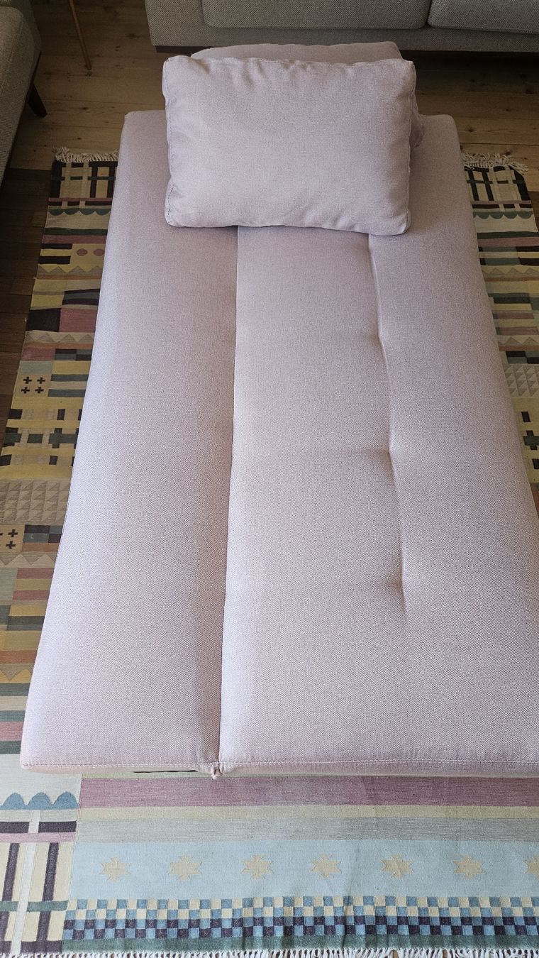 Divani: Schlafsofa rosa Stoff gut erhalten 3-Sitzer – Usato da Wädenswil venduto da doobe 2