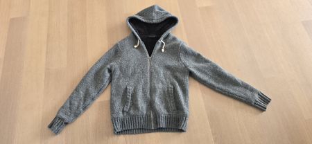 Grauer Strickjacke mit Kapuze, warm gefüttert, Grösse S