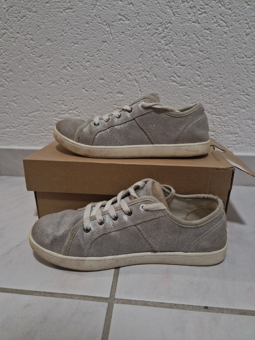 Ugg Scarpe per ragazze: UGG Sneaker Gr. 34 silber glitzernd Schuhe Frühling – Usato da Mellingen venduto da BiBi.16 2