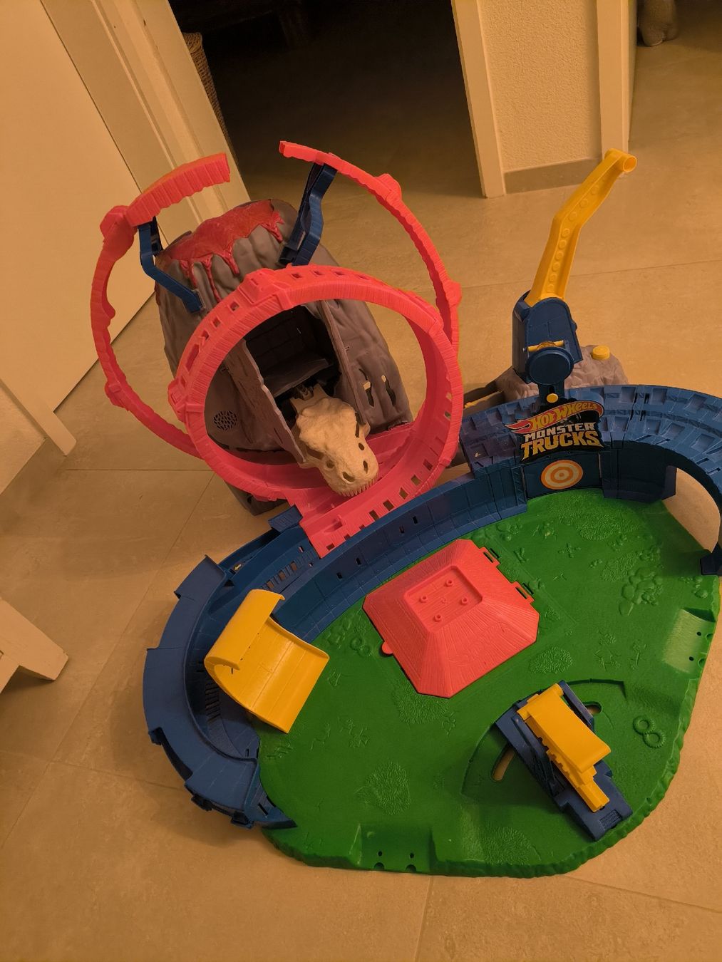 Hot Wheels Giocattoli: Hot Wheels Monster Trucks Vulkan Arena – Usato da Mattwil venduto da FamilieG. 1