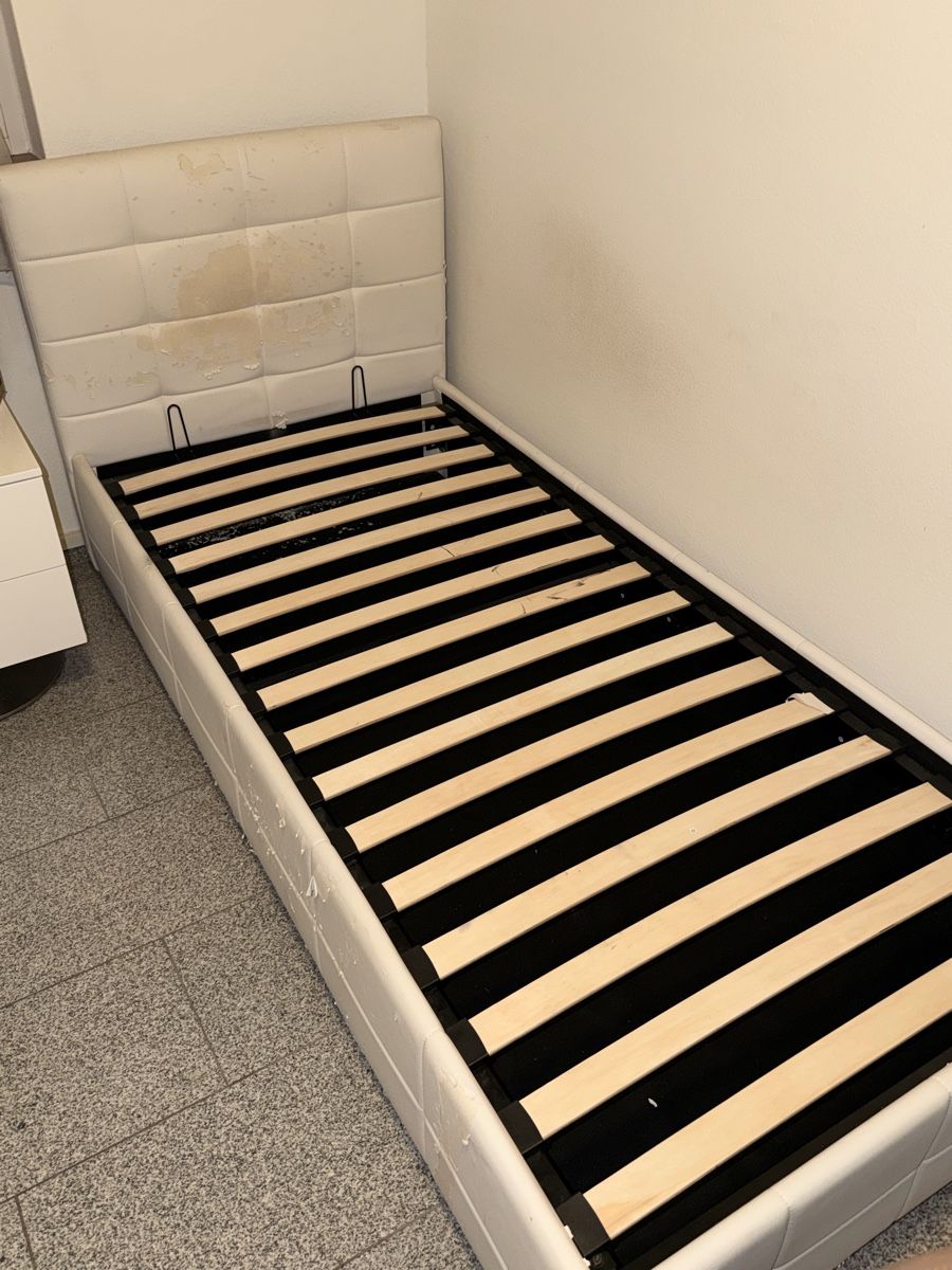 Lits: Einzelbett mit Lattenrost – Défectueux à Adliswil par cek_5vjw