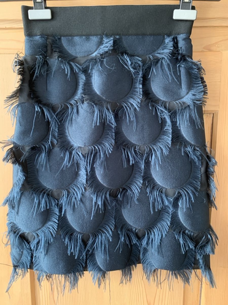 Akris Gonne: AKRIS: Neuer exklusiver blauer Minirock mit Fransen – Nuovo (secondo la descrizione) da Luzern venduto da designluzern