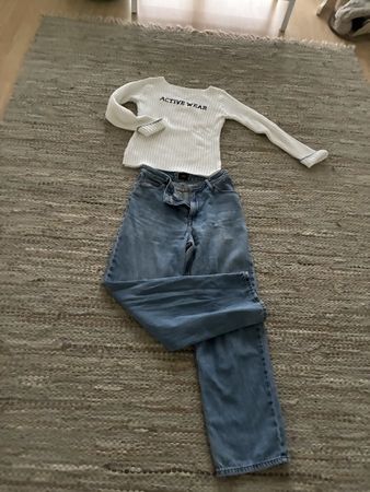 Lee Jeans blau und weisser Pullover. Gr. S