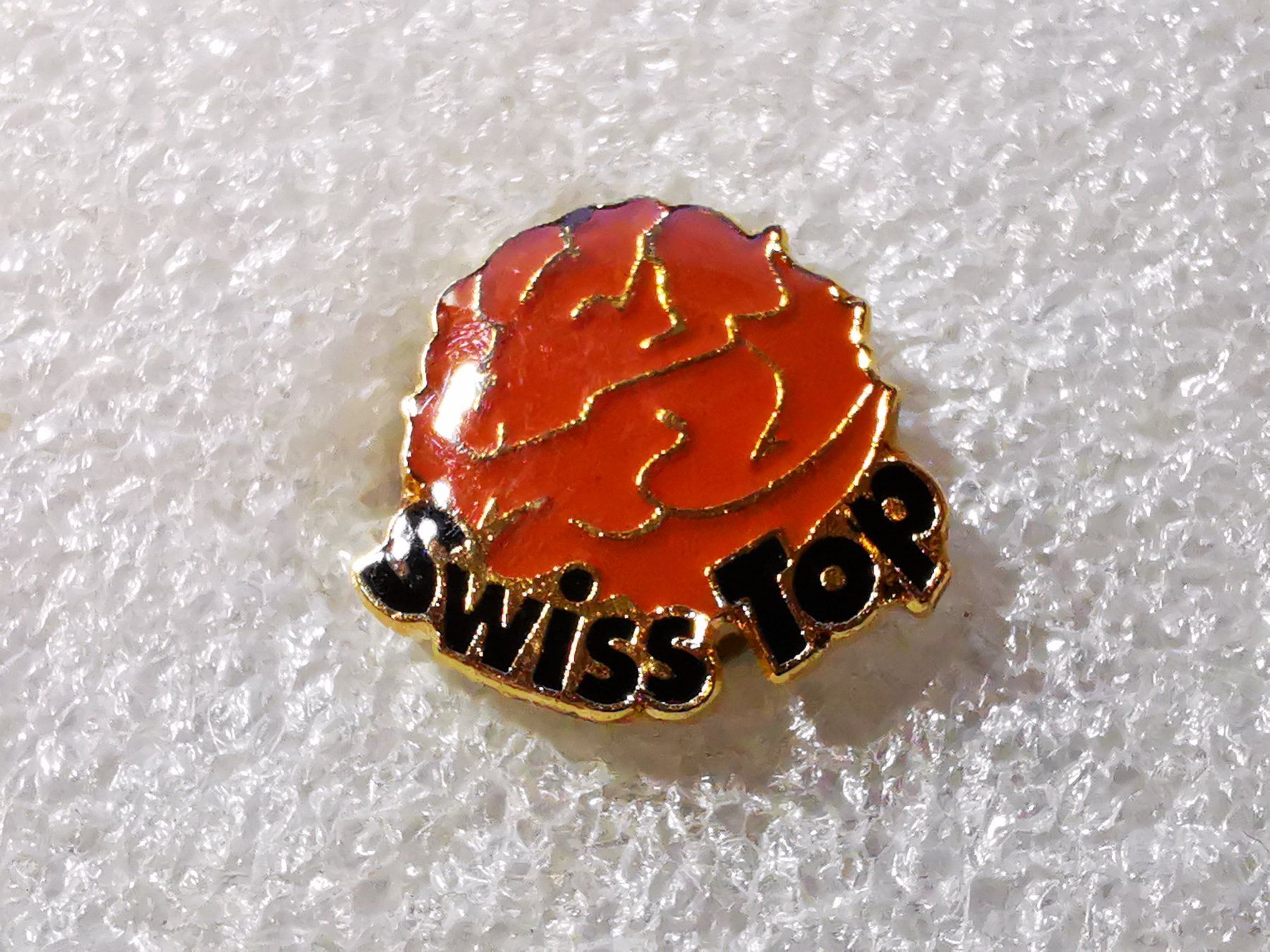 Plaketten & Abzeichen: Ansteckpin 33: Swiss Top – Gebraucht aus Oppligen von Pin-Fall-Shop