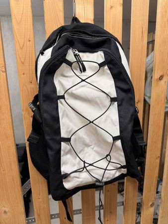 Schwarzer Rucksack, ideal für den nächsten Ausflug!