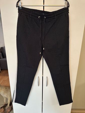Schwarze elegante Stoffhose (40/30)