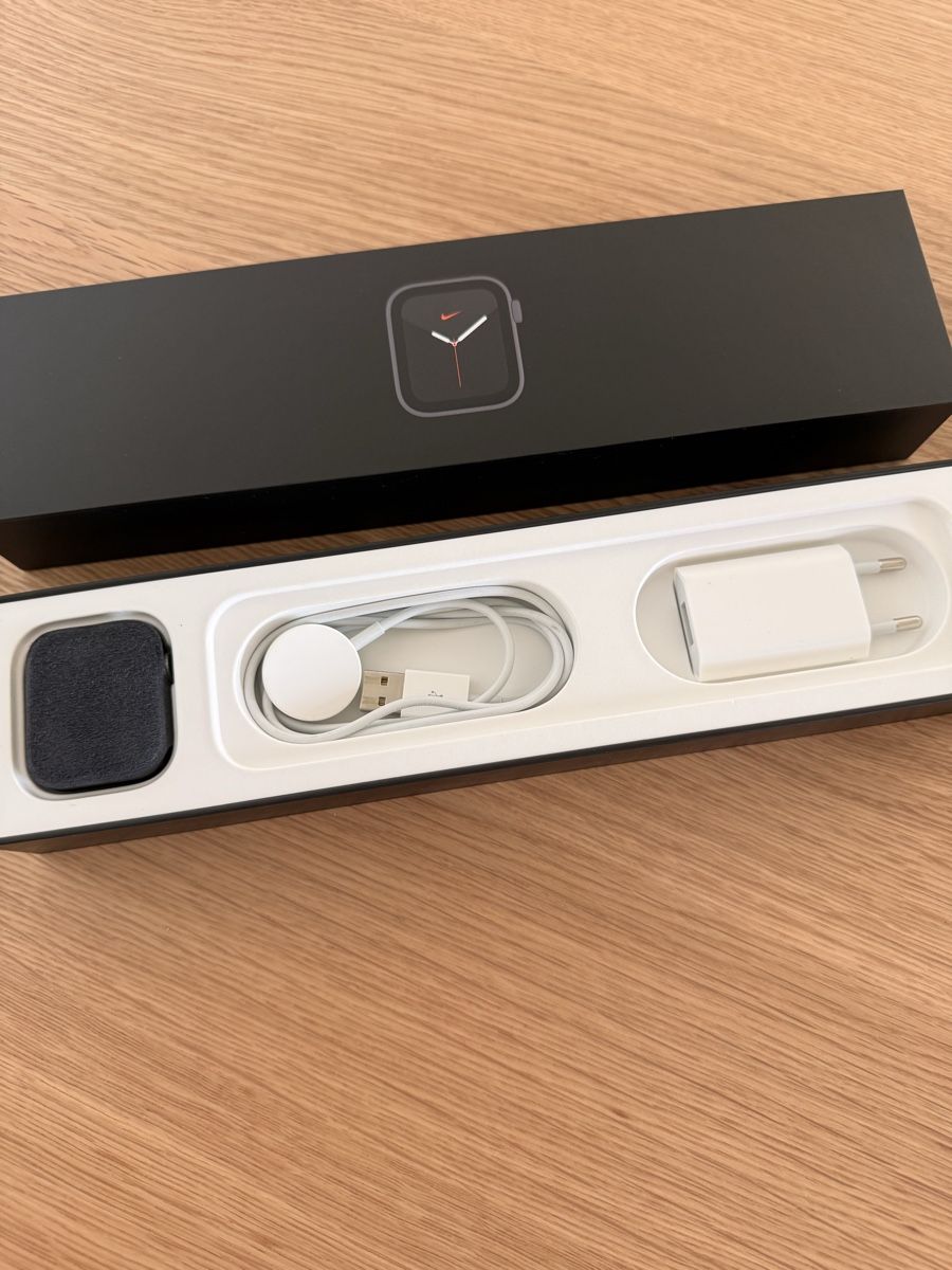 Apple Smartwatch: Apple Watch Series 5 Nike Edition 44 mm  – Nuovo (secondo la descrizione) da Cham venduto da Z1999 2