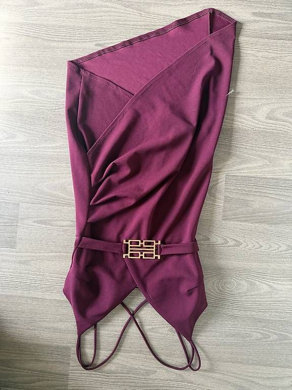 Vestiti: Robe asymétrique bordeaux avec boucle dorée – Nuovo e nell'imballaggio originale da Plan-les-ouates venduto da Jordane.S