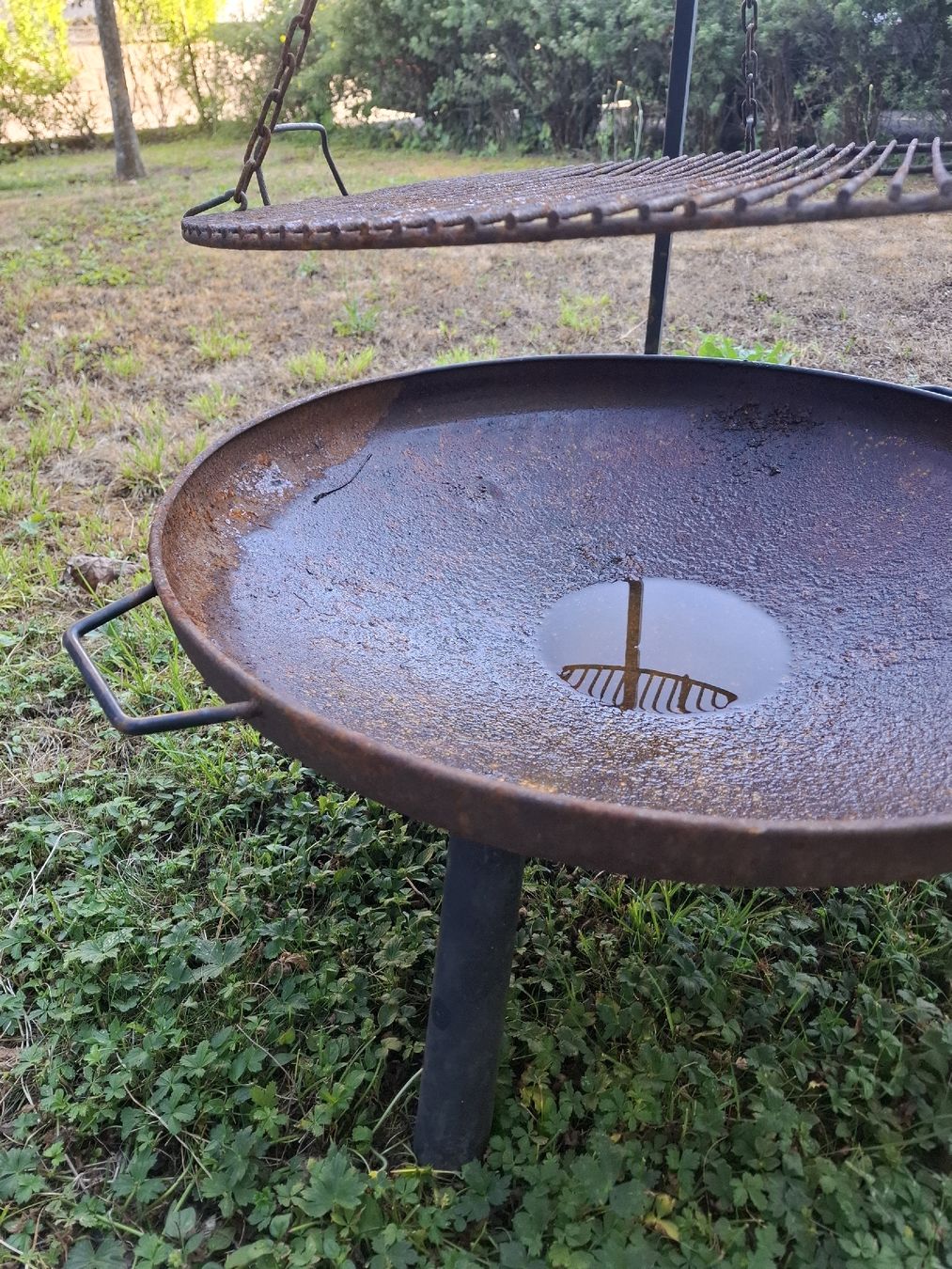 Bracieri: Grillgestell mit Grillrost und Feuerschale, gebraucht – Usato da Windisch venduto da SamTheCam 4