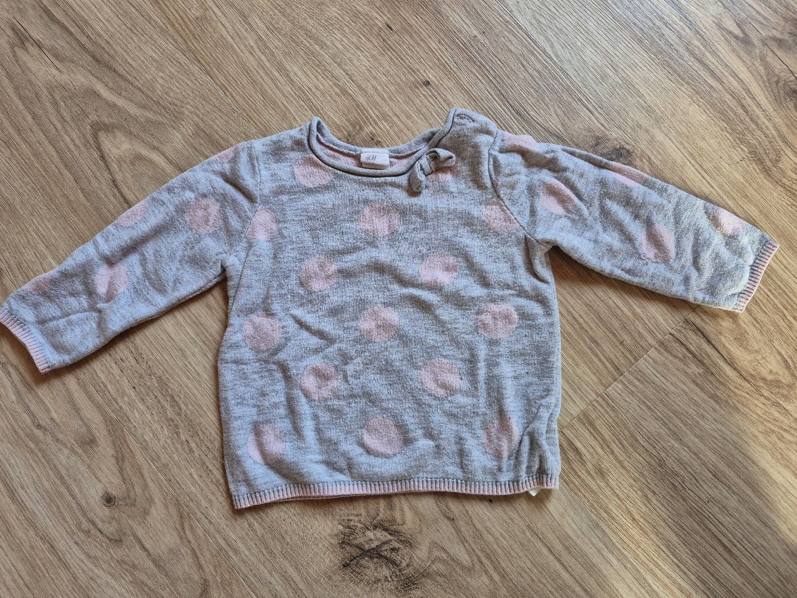 Maglioni & Felpe: Pulli H&M grau mit rosa Punkten Grösse 74 – Usato da Walenstadt venduto da Ani23