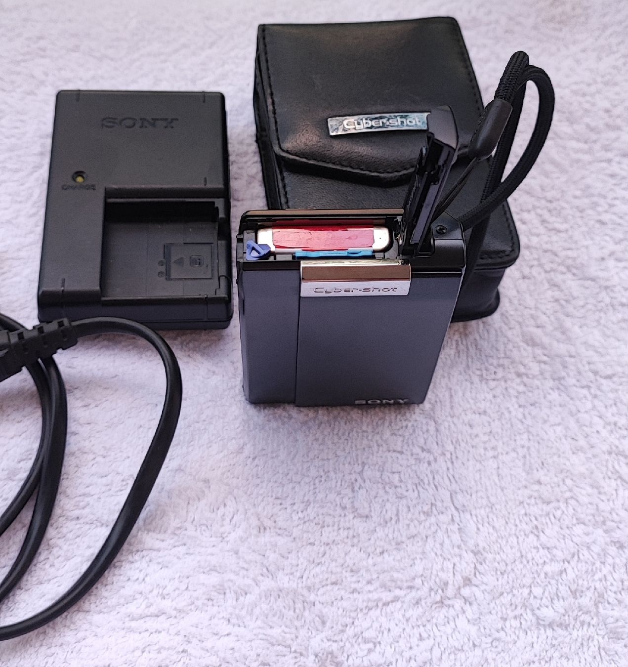 Sony Fotocamera: Sony Cyber-Shot DSC-T100 8.1MP Black Digital Camera – Usato da Zollikofen venduto da zar_j67f 7