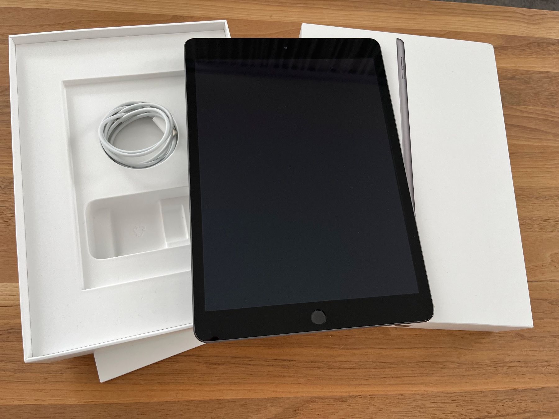 Apple Tablet PC: Ipad 8th Generation  Wi-Fi – Gebraucht aus Lyss von