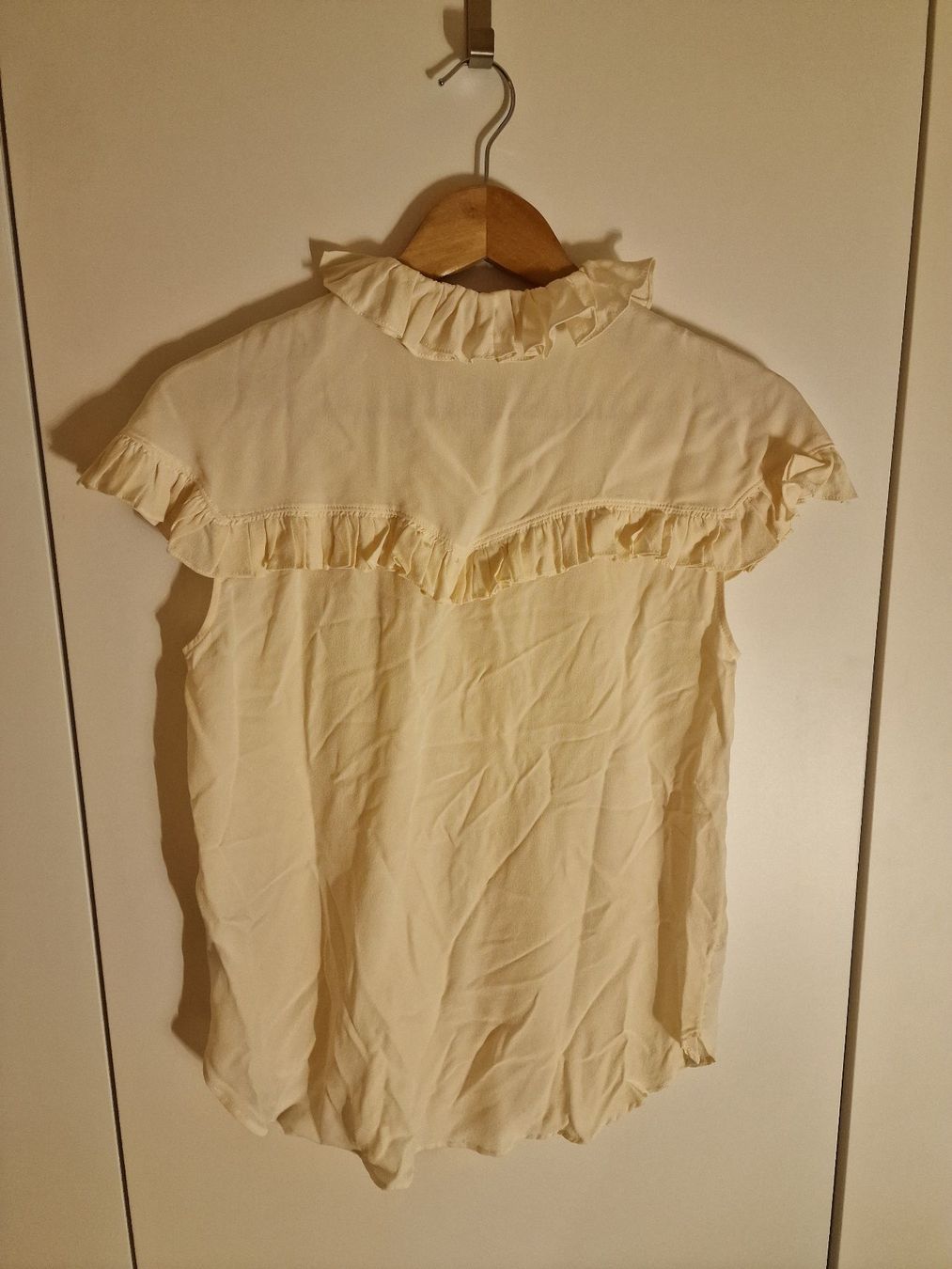 Blusen: Sandro Paris Bluse mit Rüschen – Creme / Ecru – Gebraucht aus Zollikerberg von Josan 2