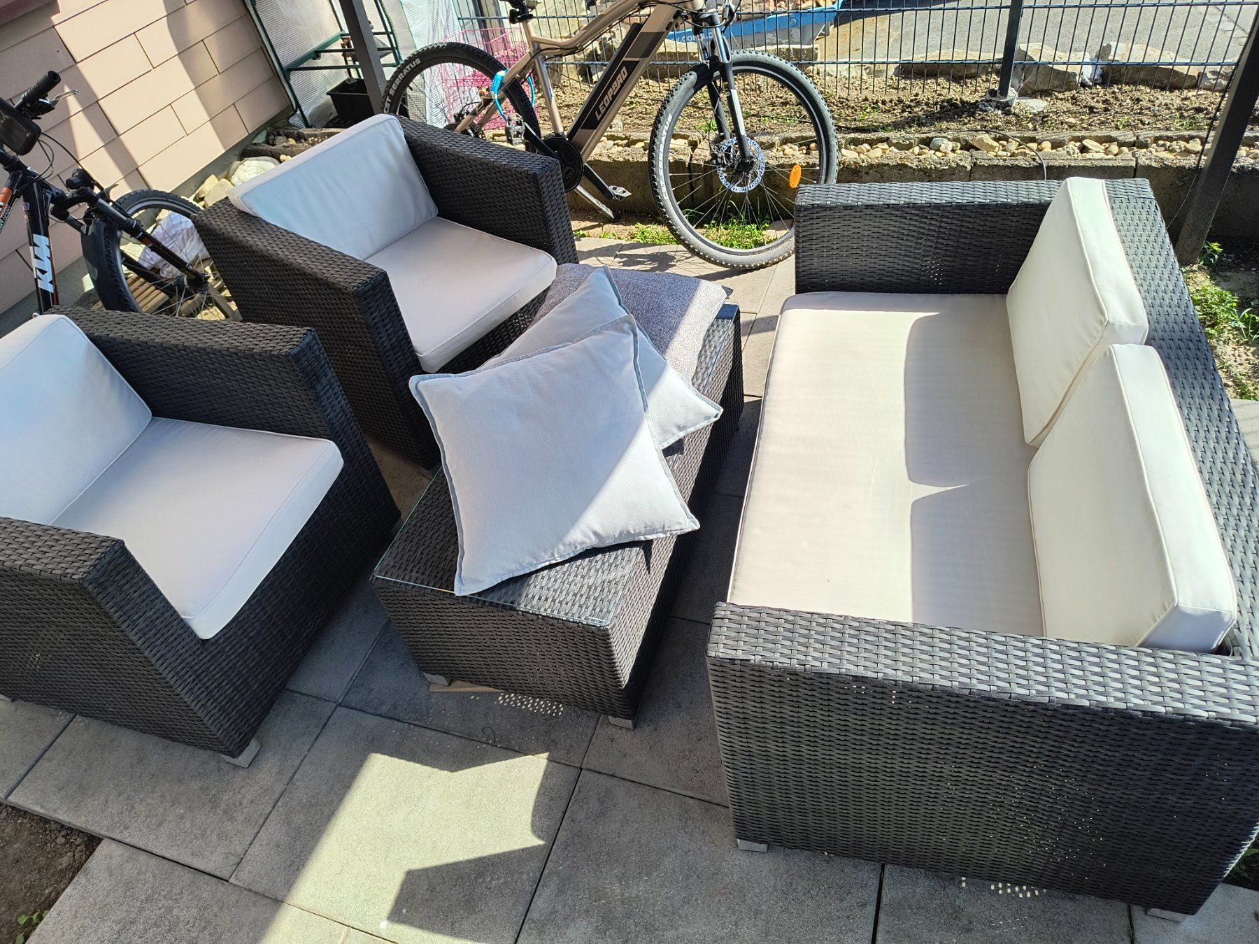 Divani: Gartenlounge mit Kissen – Usato da Neuhausen am Rheinfall venduto da VALAMA