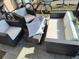 Gartenlounge mit Kissen