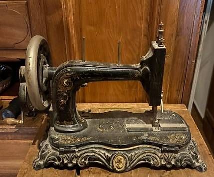 Macchine da cucire: Machine à coudre à manivelle ancienne  – Usato da Préverenges venduto da que_vq6t 1