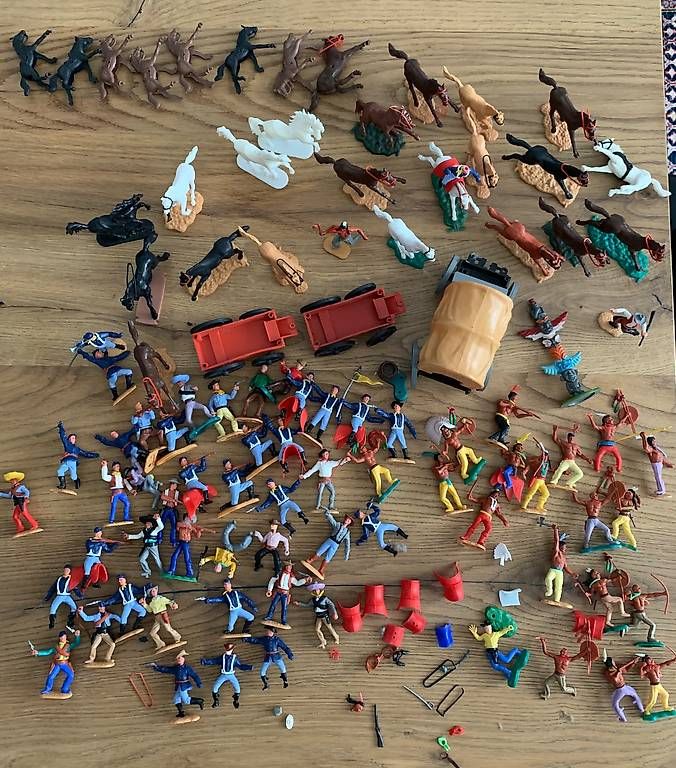 Spielzeuge: Indianer und Cowboys Kunststoff – Gebraucht aus Liestal von redfive01