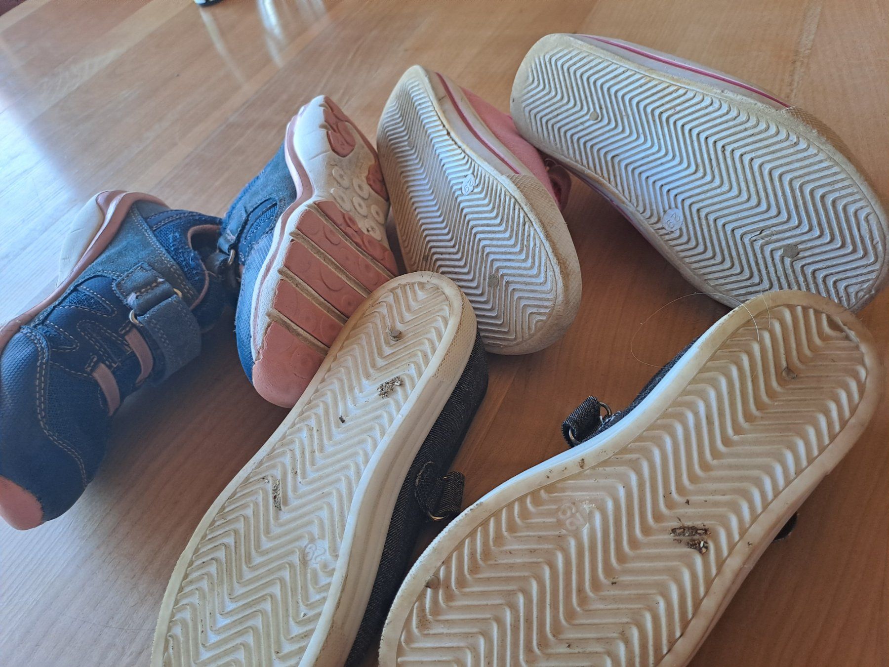 Scarpe per ragazze: 3 Paar Mädchen Schuhe, Grösse 29 – Usato da Menzingen venduto da pia012 1