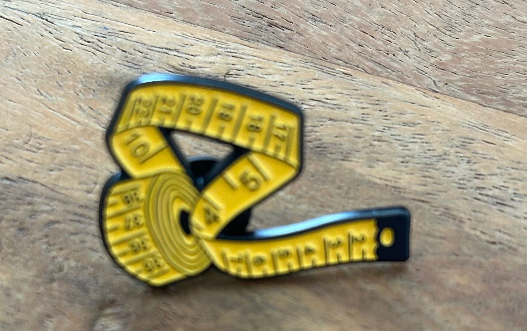Placchette & Badge: Pin Massband – Nuovo e nell'imballaggio originale da Geneve venduto da vane267