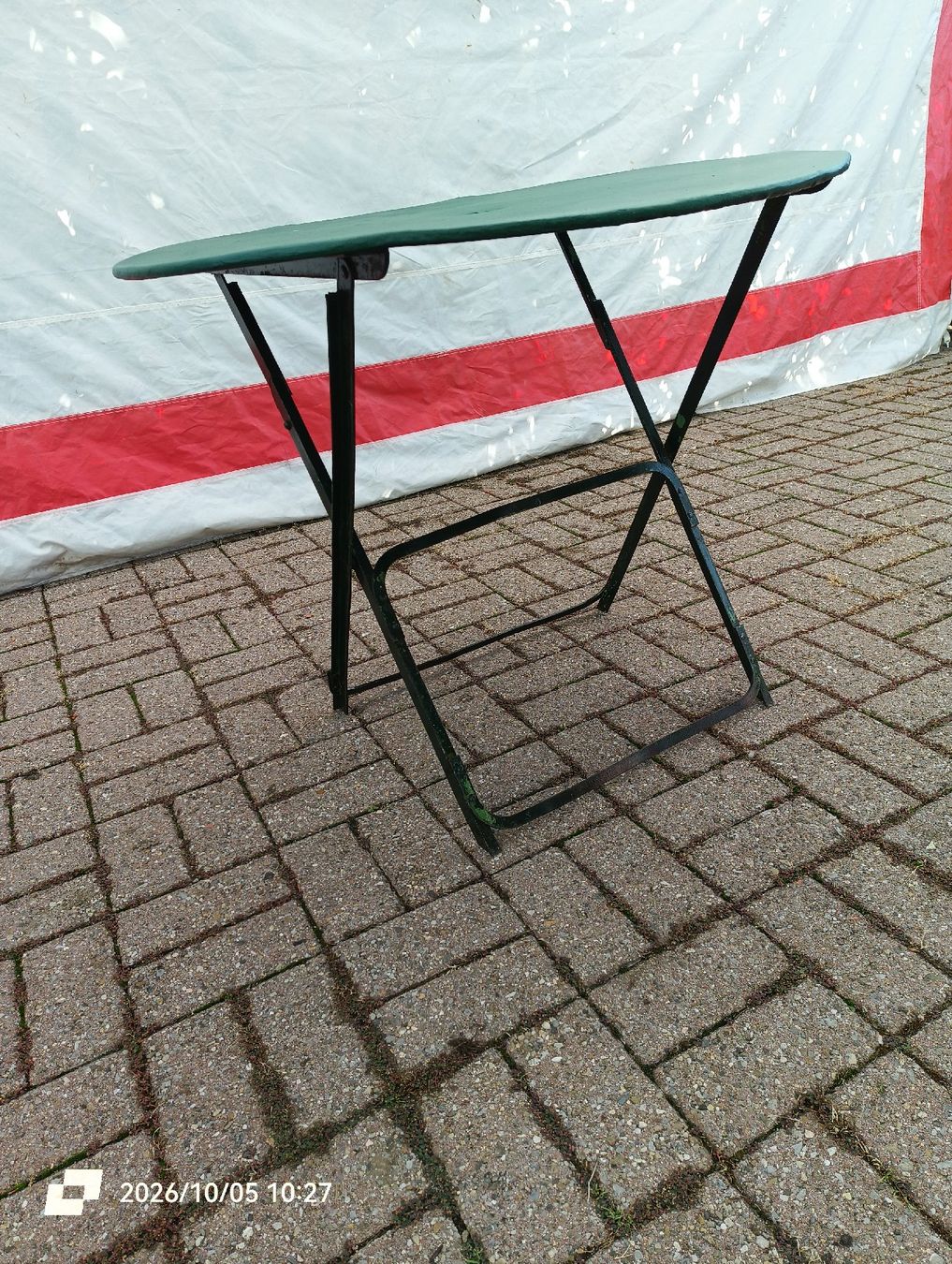 Tavoli: Table ronde pliable en métal  – Usato da Veyrier venduto da MJ69BROC 1