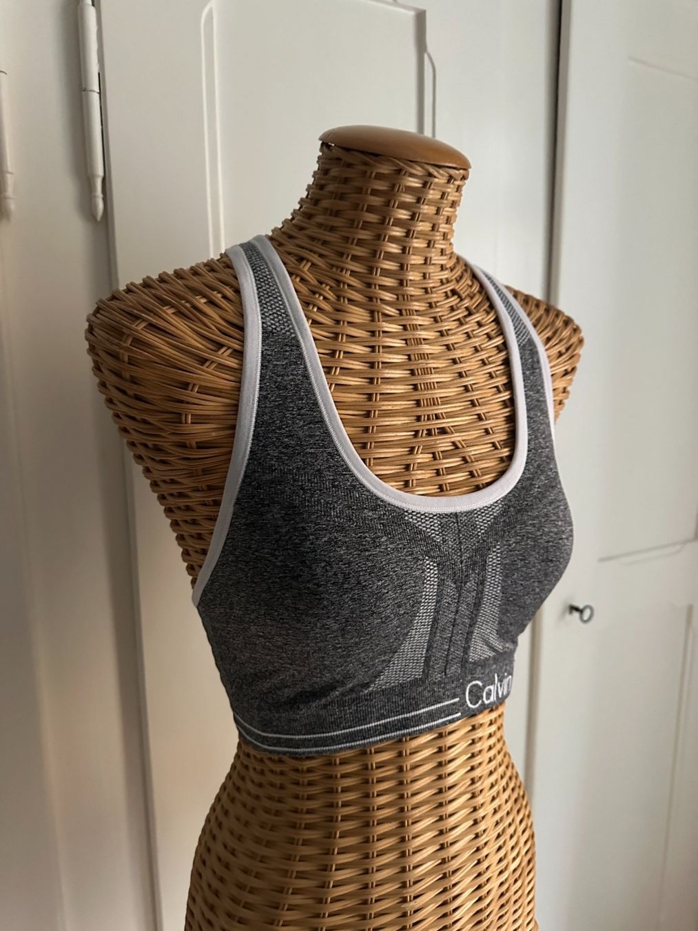 Calvin Klein Tops: CALVIN KLEIN - Sport-BH grau M – D'occasion à Zürich par Diazaio 1