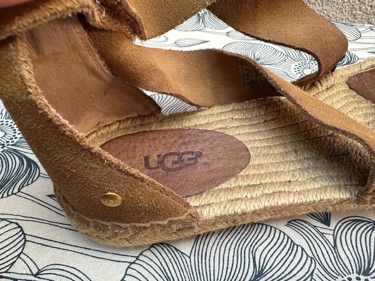 Ugg Scarpe da donna: Sandales UGG en cuir – Usato da Savagnier venduto da Pivovar2 2