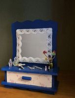 Spiegelkommode mit Accessoires fürs Puppenhaus/Puppenstube