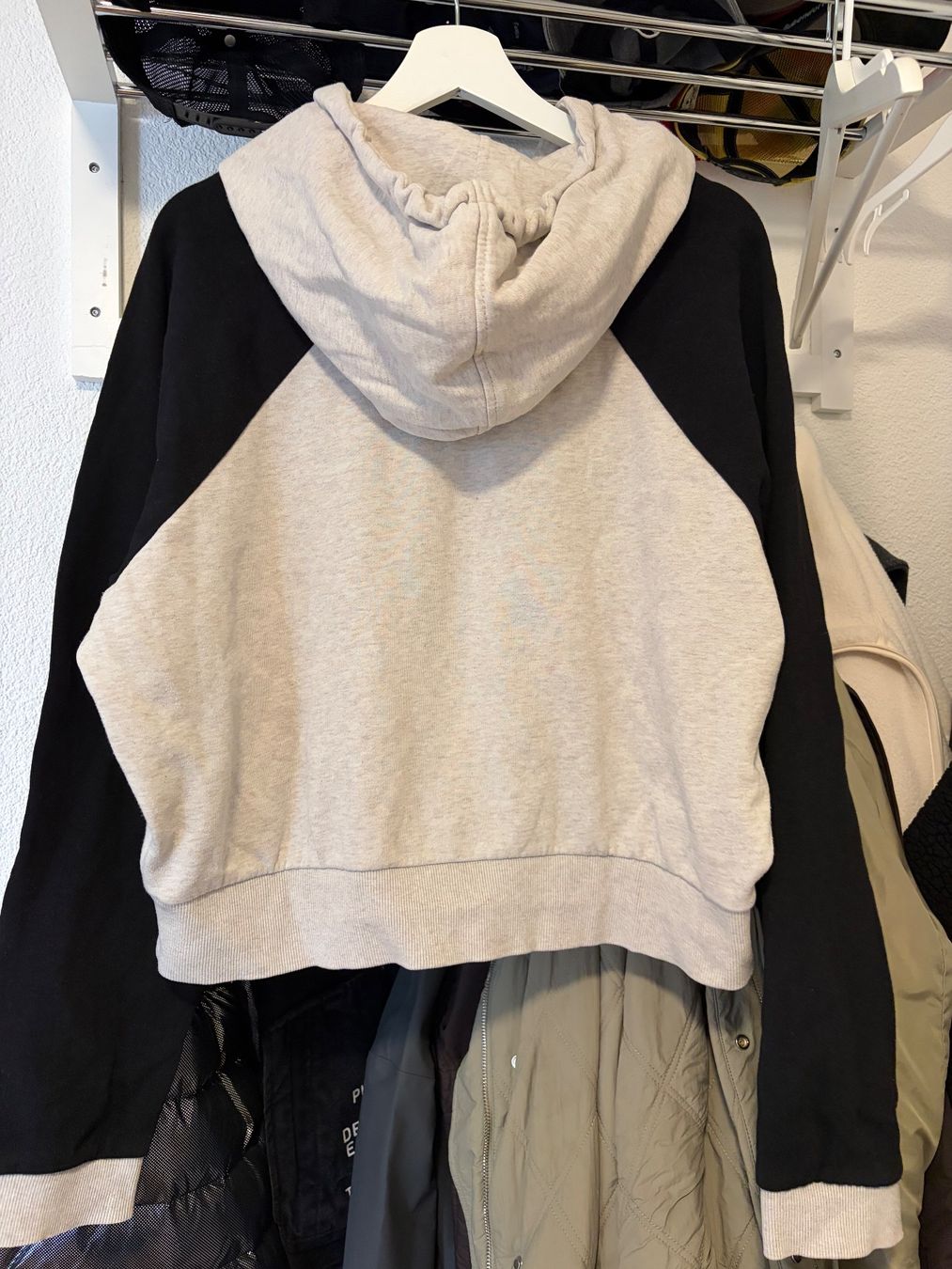 Guess Maglioni & Felpe: Guess Kaputzenpullover – Usato da Bubendorf venduto da sve_z9ly 1