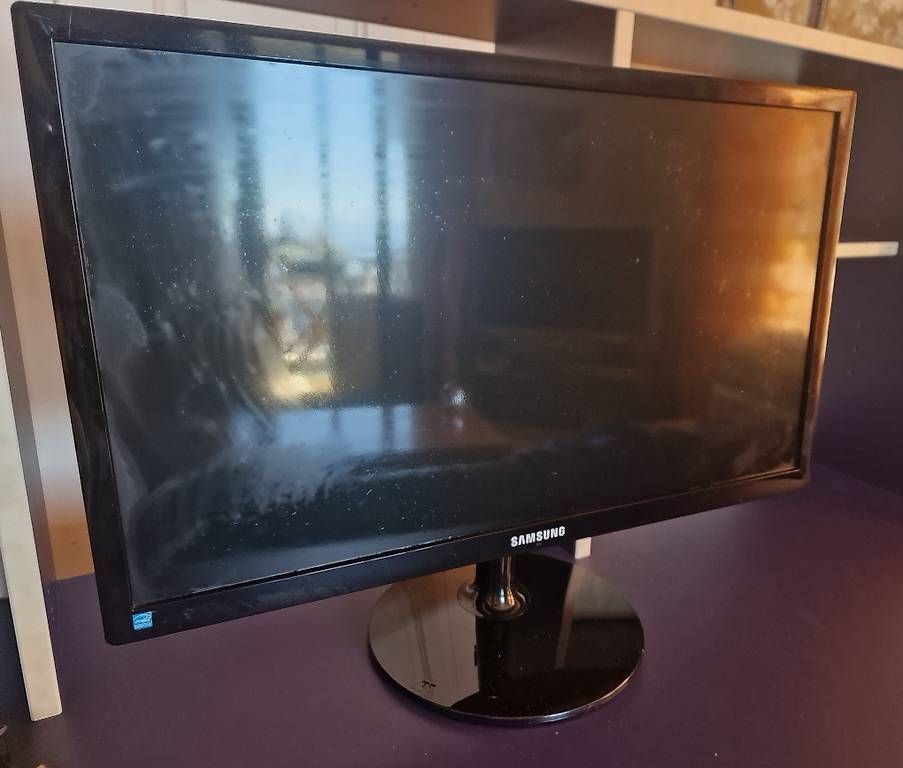 Samsung Monitor: Écran Samsung 24" Full HD  S24C350H – Usato da Lausanne venduto da Arcorry