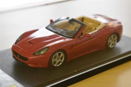 1/43 Ferrari California rot offen