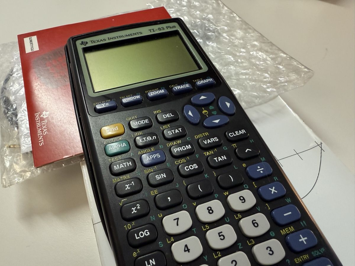 Texas Instruments Calcolatrici tascabili: Texas Instruments TI-83 mit Handbuch und Zubehör – Usato da Volketswil venduto da qiqo 2
