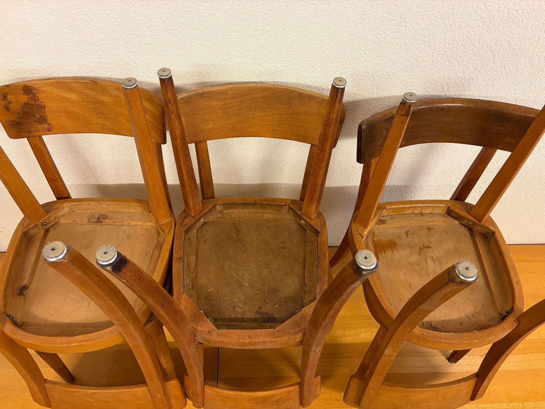 Stühle: 7 x Beizenstühle Klassisch – Gebraucht aus Zunzgen von ZUNZ 2