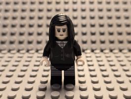 Lego Spooky Girl-Wednesday (spalte 12)