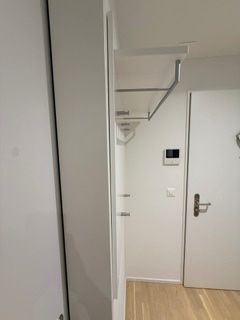 Guardaroba: Garderobe mit Rückwand – Usato da Frauenfeld venduto da Phil.E 1
