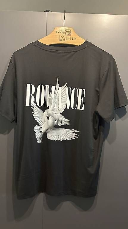 T-shirt: Schwarzes Romance T-Shirt  – Usato da Schaffhausen venduto da silas. 1