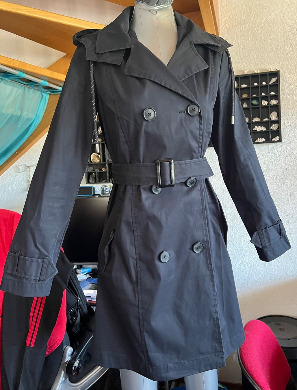 Cappotti: Trench-coat noir avec capuche, taille 36 – Usato da Chézard-St-Martin venduto da Cheyenne_75