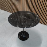 Knoll Saarinen Tulip Beistelltisch – Nero Marquina Marmor |