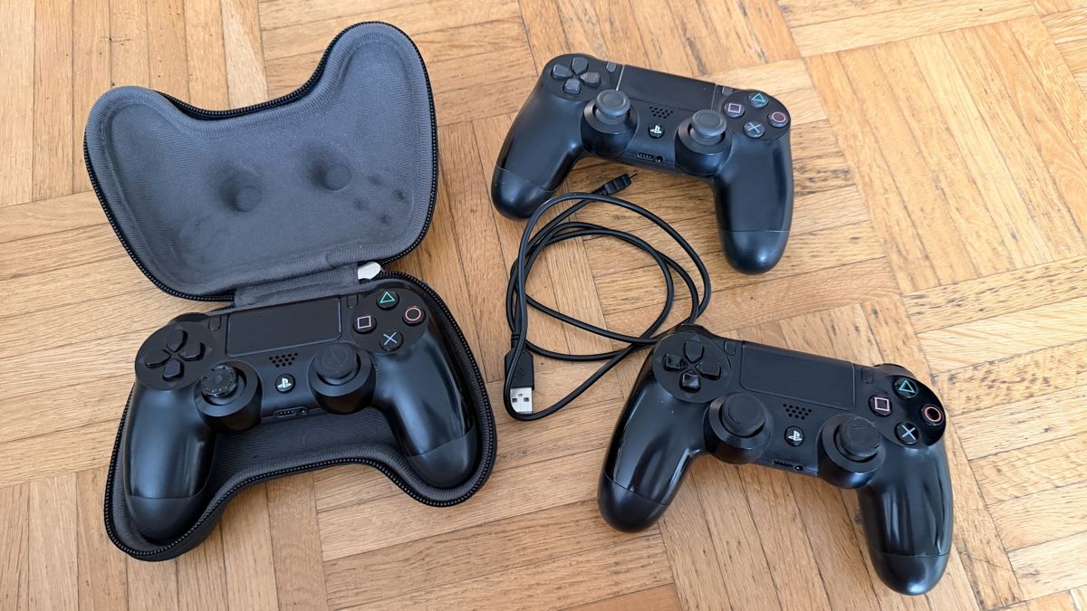 Sony Konsolen: PS4 mit 3 Kontroller – Gebraucht aus Schaffhausen von Nanah1802 1