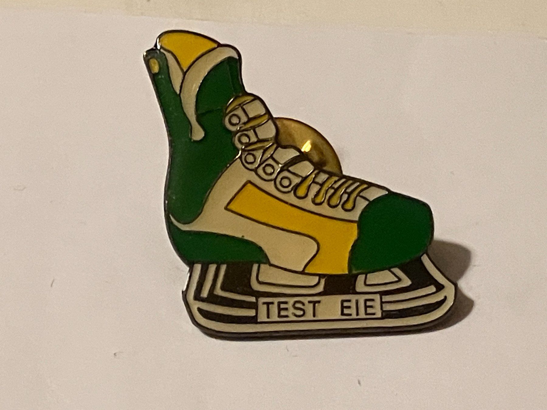 Plaquettes & Badges: 1 Pin Test Eie Schlittschuh – D'occasion à Basel par djwwpp