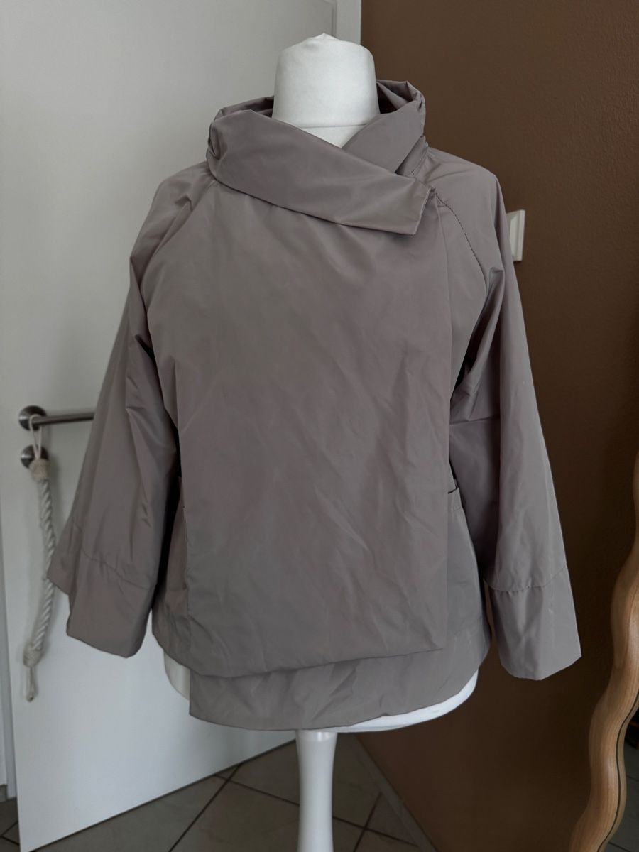Jacken: Aparte, asymmetrische Jacke beige – Neu (gemäss Beschreibung) aus Muttenz von einfach-schoen 1