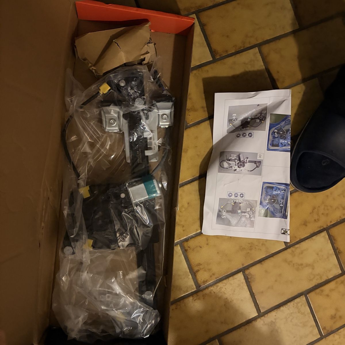 Tutti pezzi di ricambio auto: Lève-vitre électrique arrière gauche – Nuovo e nell'imballaggio originale da Avenches venduto da Myth_Cloth 1