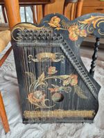 Cithare ancienne décorée John Dub Zither, hauteur 59cm