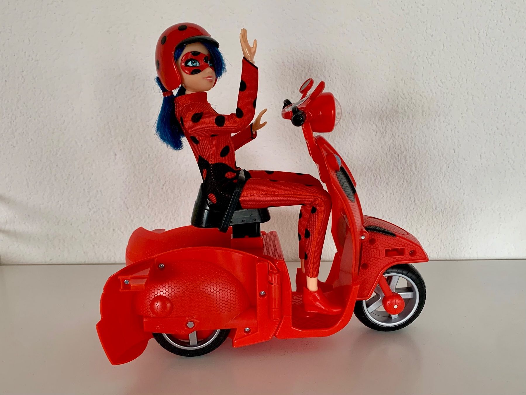 Giocattoli: Miraculous Ladybug Scooter mit Puppe – Nuovo (secondo la descrizione) da Küsnacht ZH venduto da ast_26yp