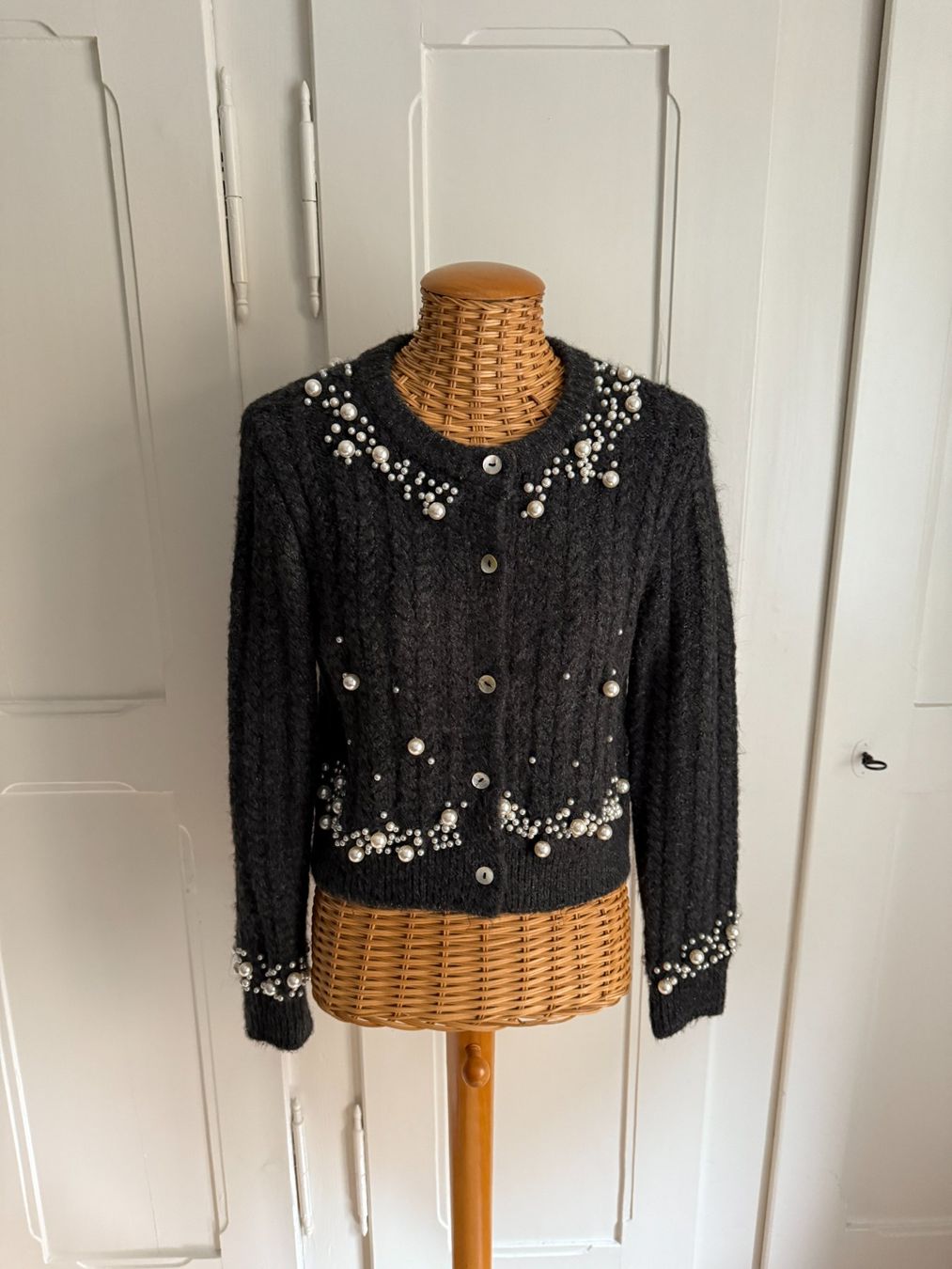 Zara Giacche: ZARA - Cardigan Strickjacke dunkgelgrau mit Perlen S – Usato da Zürich venduto da Diazaio