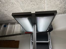 Büro-Stehleuchte LED Metall grau dimmbar mit Fussplatte