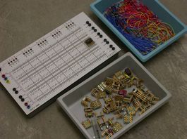 Elektronik-Experimentier-Board mit Elektronik Bauteilen