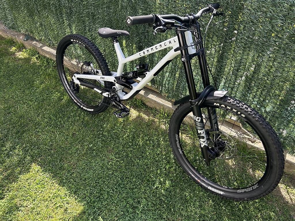 Commencal Biciclette: Commencal FRS Essential Pure Withe DH Freeride Taglia M 2024 – Usato da Cademario venduto da psi_6npn 2